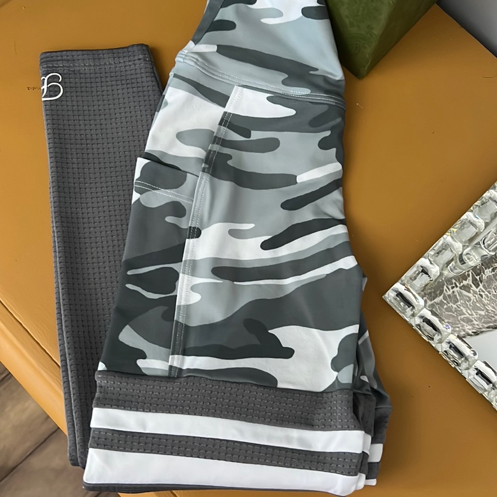 Bombshell Camo White Gray Small